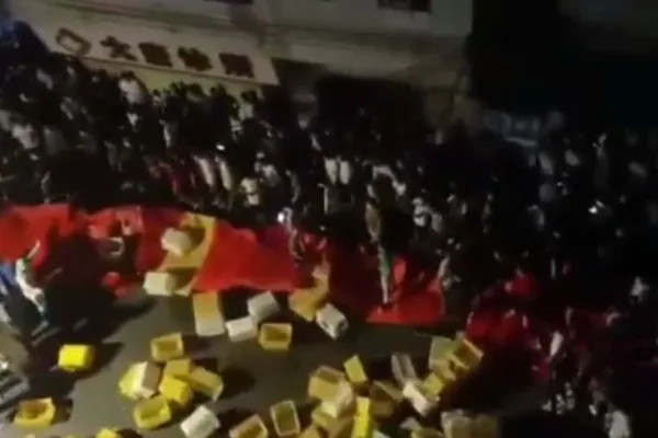 Proteste violente în China. Mii de oameni au ieșit în stradă revoltați de restricțiile dure introduse din cauza Covid - VIDEO