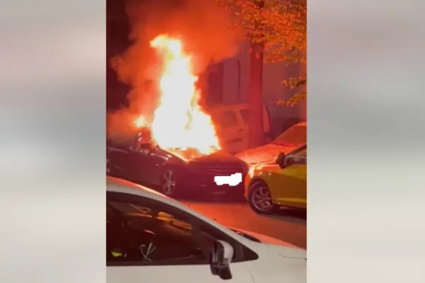 Piroman prins în Sectorul 4, în timp ce încerca să dea foc unei mașini. INCREDIBIL ce le-a spus bărbatul polițiștilor