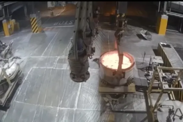 Un muncitor a supraviețuit în mod MIRACULOS, după ce a căzut într-o cuvă cu aluminiu topit la 720C! Unde s-a petrecut șocantul accident