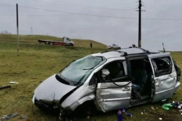 Două victime, abandonate ore în șir pe câmp, după un accident rutier! Una din ele a murit