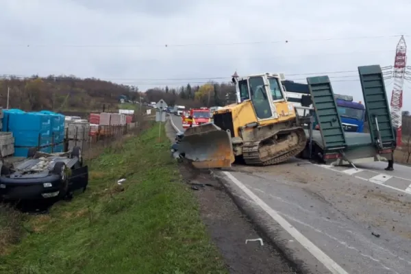 Accident cu 3 victime în Suceava. Un utilaj de pe o platformă a căzut peste două mașini - FOTO