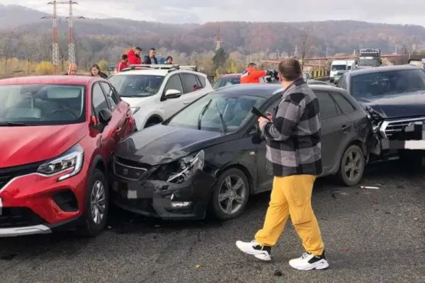 Carambol cu 7 autovehicule pe DN 1! 13 adulţi şi un copil, implicați în accident - Trafic blocat - FOTO