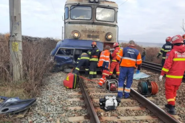 Accident mortal, pe calea ferată - mașină zdrobită de tren. Șoferul nu a oprit la barieră - FOTO