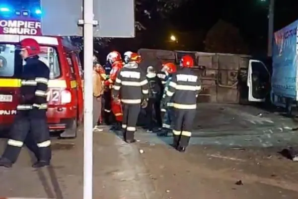 COD ROȘU în Alexandria. 13 oameni la spital, în urma unui accident de microbuz