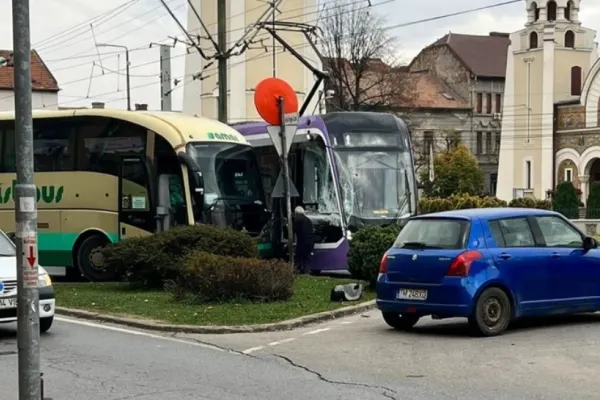 Accident între un tramvai și un autobuz, în Timişoara. Traficul în zonă, complet blocat
