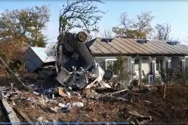 Accident spectaculos - Un TIR din Ucraina a lovit o mașină la Galați și a ricoșat în curtea unei case