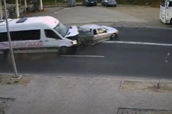 VIDEO - Accident grav surprins de camerele de supraveghere - Bebeluș în stop cardio-respirator, doi bărbați răniți grav
