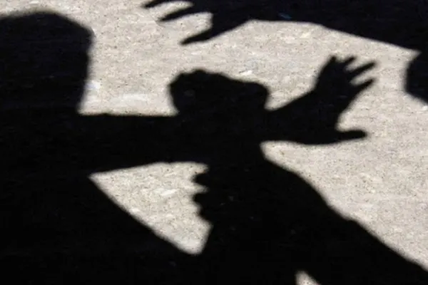 Femeie proaspăt căsătorită, supusă unor abuzuri de neimaginat de către soț și familia acestuia. Ororile prin care a trecut