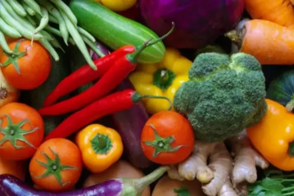 Anunț revoltător pentru români: se scumpesc alimentele - Marcel Boloș susține că doar alimentele de bază se vor ieftini