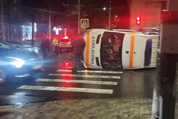 Accident grav - O ambulanță cu pacienți s-a răsturnat în trafic - VIDEO
