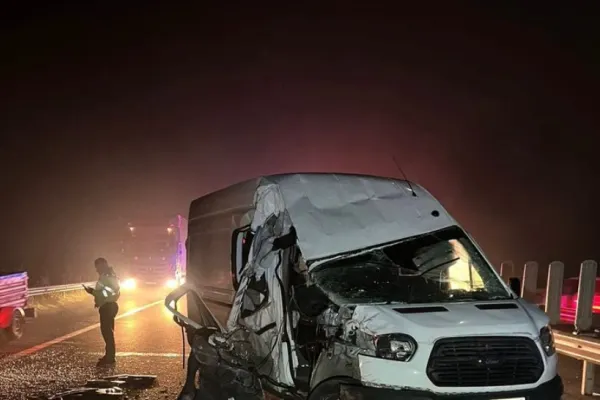 Accident în Arad. Un TIR a spulberat un microbuz de pasageri. 7 persoane sunt rănite