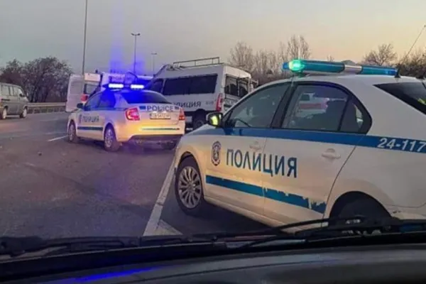 Accident între un microbuz și o autospecială de poliție, în timpul unui control - 6 persoane au fost rănite