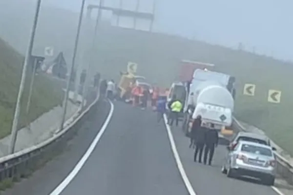 Accident rutier grav între un autoturism și un TIR - Două persoane încarcerate, una a fost declarată decedată
