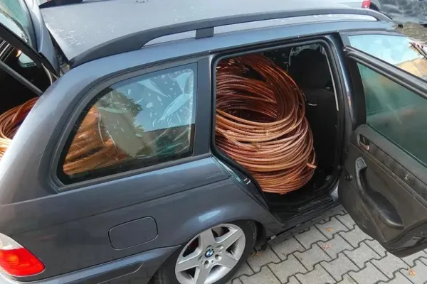 Imagini ireale în Germania. 2 români prinși cu o TONĂ de cupru furat, pe bancheta din spate