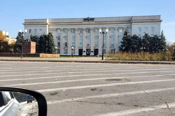 Război Ucraina. Rusia s-a pregătit să retragă trupele din Herson și și-a scos steagul de pe clădirile administrației locale