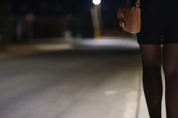 6 persoane trimise în judecată pentru trafic de persoane - Minore racolate prin metoda loverboy și obligate să facă „sextouring” în Germania, Olanda, Austria