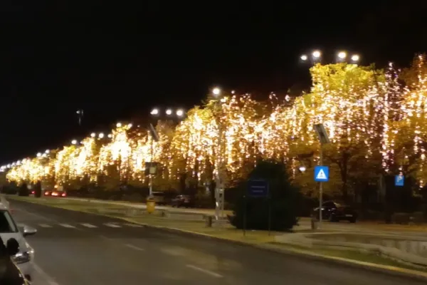 Guvernul României stinge lumina, Primaria Capitalei aprinde luminițele de Crăciun