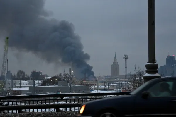 Depozit în flăcări, în centrul Moscovei. Două etaje s-au prăbușit. 6 oameni au fost evacuați. Nu sunt raportate victime (VIDEO)