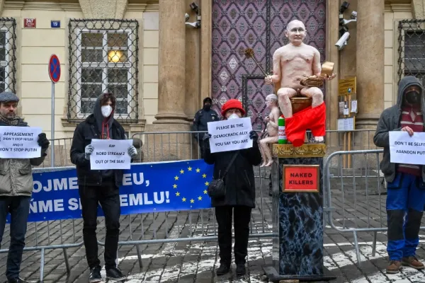 „Naked Killers” - sculptura cu Putin gol stând pe WC și cu Lukașenko în brațe, scoasă la licitație (VIDEO)