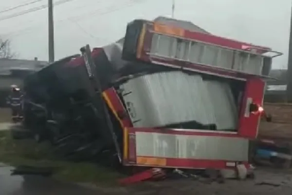 Accident teribil în județul Olt - O mașină de pompieri s-a răsturnat în timpul misiunii - VIDEO