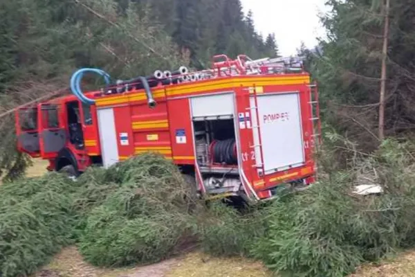 O mașină a pompierilor, implicată într-un accident - Două persoane au fost rănite