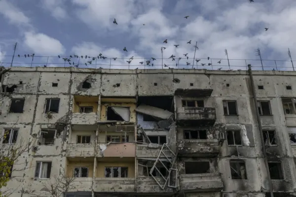 Război în Ucraina - Ziua 262: Infrastructura critică din Herson, DISTRUSĂ de ruși înainte de a părăsi oraşul. IMAGINI EMOȚIONATE cu civilii: bătrână îngenuncheată în fața porții - LIVE TEXT