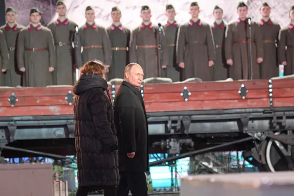 Show marca Putin, în Piața Roșie. Paradă rusească, după model sovietic. Un cor de bărbați i-a cântat melodia „Războiul Sfânt” (VIDEO)