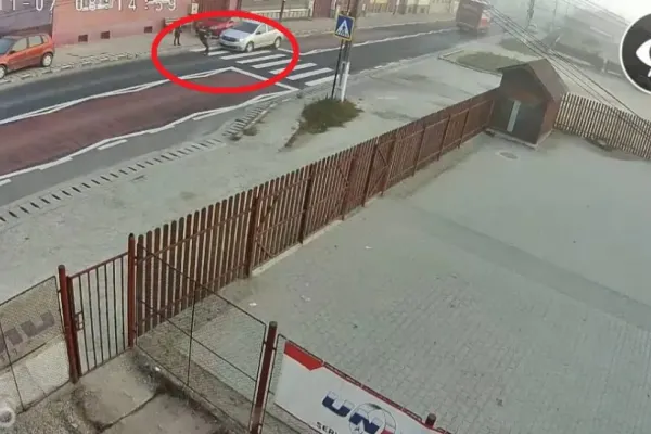 VIDEO - Accident grav - Momentul în care un copil de 8 ani este spulberat pe trecerea de pietoni, în Sibiu