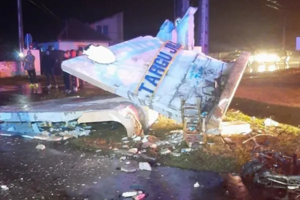 Accident TERIBIL în Gorj. O mașină s-a făcut praf după ce a intrat în indicatorul din beton care arată intrarea în municipiul Târgu-Jiu