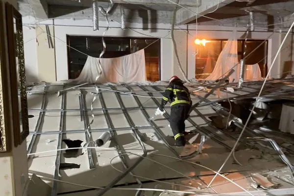 Tavan fals, PRĂBUȘIT peste meseni la un restaurant din Brăila - Plan ROȘU de intervenţie