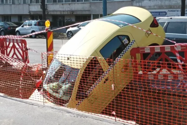Un taxi FĂRĂ șofer a căzut într-un șanț de canalizare. Accident bizar la Constanța - FOTO/VIDEO