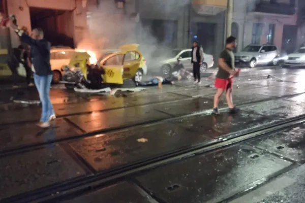 Accident grav în centrul Bucureștiului. Un taxi a luat foc după impactul cu un autobuz. Șoferul a murit, alte 4 persoane rănite - VIDEO