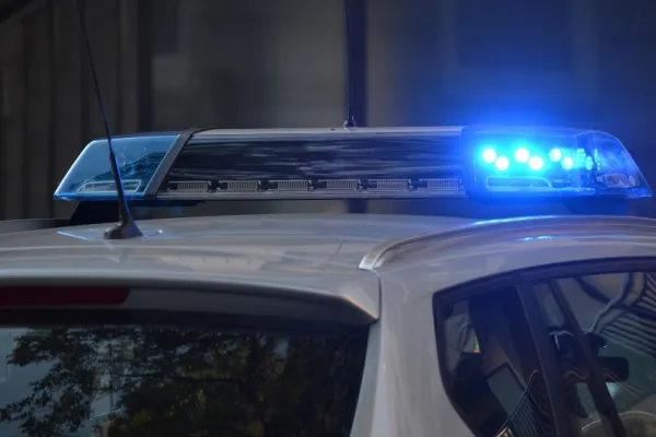 Bărbat de 32 de ani, salvat în ultimul moment de la SINUCIDERE! Polițiștii au spart ușa pentru a-l opri