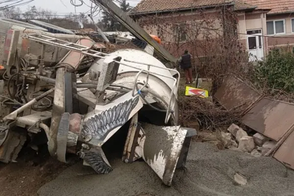 Accident grav în Covasna - Șofer MORT după ce un TIR s-a lovit de un stâlp de electricitate și s-a răsturnat - Trafic BLOCAT