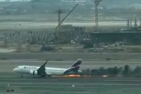 Accident ȘOCANT pe aeroport: 2 morți și zeci de răniți după ce un avion cu pasageri a căzut pe un camion - Unde s-a întâmplat - VIDEO