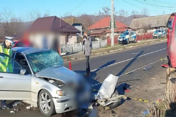 Trafic oprit pe pe DN 71 Târgovişte-Sinaia în urma unui accident rutier. 3 persoane cu vârste între 16 și 24 de ani, rănite - FOTO