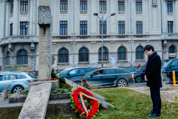 Nicușor Dan: "Eroii nu mor niciodată!" Primarul Capitalei a depus o coroană de flori la Troiţa din Piaţa Universităţii - FOTO