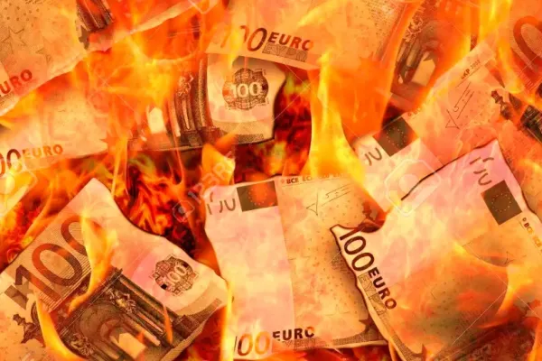 Un italian a rămas fără 20.000 de euro de Crăciun - Soția i-a ars cupoanele ascunse... din greșeală