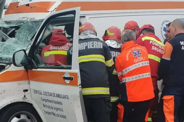 O ambulanță aflată în misiune, implicată într-un accident: șoferul, asistenta și un pacient, RĂNIȚI
