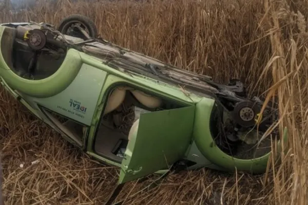 Mașină implicată într-un grav accident rutier, lăsată de hoți fără roți și cric