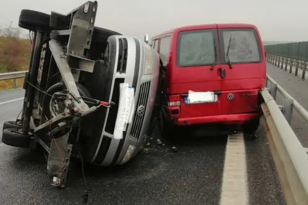 Accident violent pe autostrada Timișoara-Arad: 3 mașini implicate - O femeie a fost rănită - FOTO