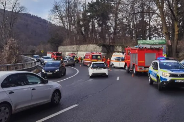 Accident grav la Posada: 2 mașini implicate, una a intrat în parapet - 3 răniți cu traumatisme - A fost nevoie de descarcerare - FOTO