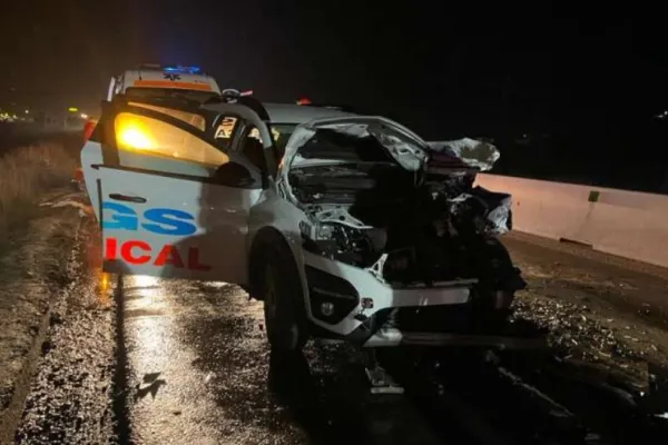 Accident grav, în Iași: 4 răniți, după impactul unei ambulanțe cu mașina de gunoi