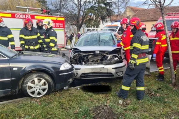 Accident grav între un TIR și un autoturism, în Brașov. Au intervenit echipa de descarcerare și un echipaj SMURD