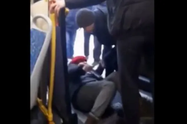 O bătrânică din Rusia a fost aruncată afară dintr-un autobuz pentru că a criticat războiul din Ucraina - VIDEO