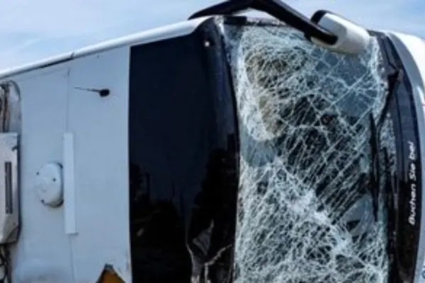 Tragedie cumplită - Un autobuz s-a ciocnit de un TIR: Cel puțin 16 oameni au murit într-un accident înfiorător