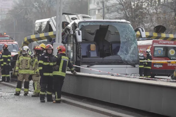Anchetă după accidentul cu autocar, de la Pasajul Unirii: un mort, 20 de răniți. Victimele, resuscitate pe asfalt - FOTO