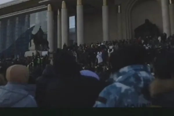 CRIZĂ în Mongolia. Mii de oamenii iau cu asalt Guvernul și Parlamentul - Proteste violente - VIDEO