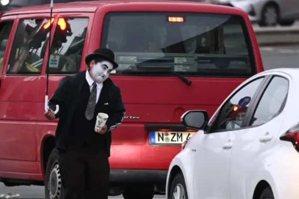 Povestea a doi români care cerșesc în Germania deghizați în Charlie Chaplin. Noaptea dorm pe străzi, iar ziua fac spectacol la semafoare
