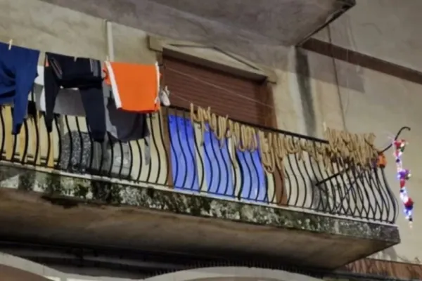 Scandal într-un cartier din Italia, după ce o familie de români a pus cârnații la uscat pe sârmele de rufe